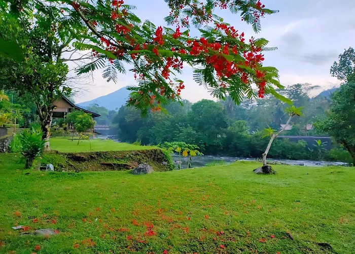 Joglo Tepi Sungai Sidemen (Bali)